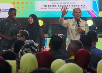 ARMIZAN Mohd. Ali (kanan) berinteraksi dengan pengunjung ketika menghadiri Festival Pengguna (Convest) 2026 di pekarangan Stadium Negeri Batu Kawan di Pulau Pinang, hari ini.-UTUSAN/DANIAL SAAD