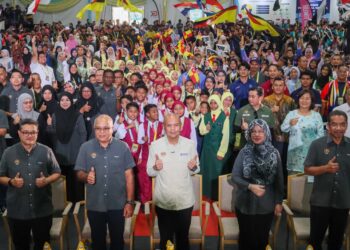 ARMIZAN Mohd. Ali (depan, tengah) ketika menghadiri Festival Pengguna (Convest) 2026 di pekarangan Stadium Negeri Batu Kawan di Pulau Pinang, hari ini.-UTUSAN/DANIAL SAAD