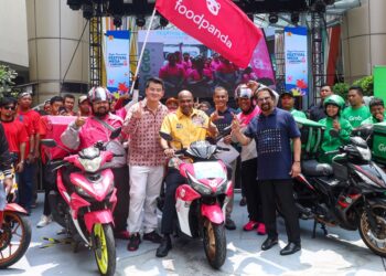 R. RAMANAN (tengah), Subahan Kamal dan Dr. Azman Aziz
Mohammed bergambar bersama pekerja penghantar makanan
pada Majlis Perasmian Festival Mega iLINDUNGu: KESUMA Bersama
Rakyat di Kota Damansara, Petaling Jaya, Selangor semalam.