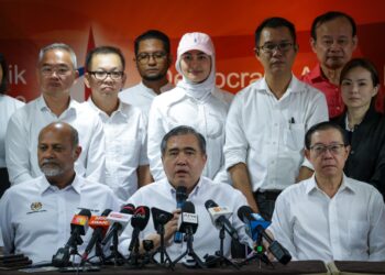 ANTHONY Loke Siew Fook (tengah) ketika sidang akhbar mesyuarat tergempar Jawatankuasa Eksekutif Pusat (CEC) berhubung keputusan pengampunan bersyarat terhadap Najib di Ibu pejabat DAP hari ini.