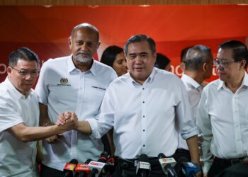 ANTHONY Loke Siew Fook (dua kanan) bersalaman dengan Nga Kor Ming (kiri) selepas sidang akhbar mesyuarat tergempar Jawatankuasa Eksekutif Pusat (CEC) berhubung keputusan pengampunan bersyarat terhadap bekas Perdana Menteri, Datuk Seri Najib Tun Razak di Ibu pejabat DAP, hari ini.
