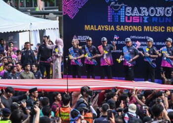 ANWAR Ibrahim ketika acara pelepasan pada Malaysia Sarong Music Run 2026 di Jalan Ampang, Kuala Lumpur di sini hari ini. - UTUSAN/SYAKIR RADIN