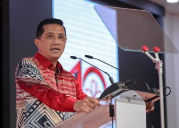 MOHAMED Azmin Ali berucap pada Sambutan Ulangtahun ke-10 Bersatu di Dewan Sivik MBPJ malan ini. -   UTUSAN/FARIZ RUSADIO