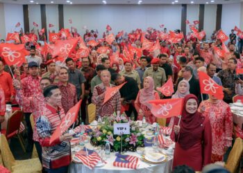 MUHYIDDIN Yassin bersama kepimpinan Bersatu pada Sambutan Ulangtahun ke-10 Bersatu di Dewan Sivik MBPJ, malam ini. - UTUSAN/FARIZ RUSADIO
