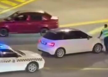 ANGGOTA polis bertingkat menahan sebuah kereta jenis Audi yang dipandu melawan arus di Jalan Jim Quee, Johor Bahru.