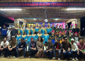 ANIZA Musa (empat kiri) bersama penggiat seni dikir barat  selepas perasmian Pusat Inovasi Dikir Barat Arts for All Seasons (ArtsFAS) di Kampung Padang Lalang, Tanah Merah, Kelantan.