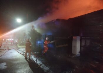 ANGGOTA bomba memadam kebakaran sebuah rumah teres dua tingkat di Taman Desa Tambun di Ipoh, Perak pagi tadi.