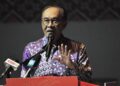 ANWAR Ibrahim ketika berucap merasmikan Pesta Kebudayaan Cina Malaysia Kali Ke-41 di Melaka malam ini.-UTUSAN/AMRAN MULUP