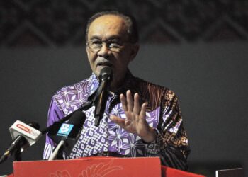 ANWAR Ibrahim ketika berucap merasmikan Pesta Kebudayaan Cina Malaysia Kali Ke-41 di Melaka malam ini.-UTUSAN/AMRAN MULUP