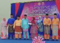 MOHAMED KHALED Nordin (empat kiri) menyampaikan hadiah kepada pemenang kategori dipertandingkan pada Majlis Sambutan Mulidur Rasul Peringkat Parlimen Kota Tinggi di Dewan Besar Felda Air Tawar 2, Kota Tinggi.