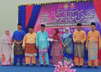 MOHAMED KHALED Nordin (empat kiri) menyampaikan hadiah kepada pemenang kategori dipertandingkan pada Majlis Sambutan Mulidur Rasul Peringkat Parlimen Kota Tinggi di Dewan Besar Felda Air Tawar 2, Kota Tinggi.