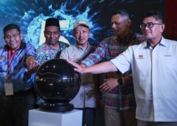 MOHD. Hisyamuddin Ghazali (tengah) ketika melakukan gimik pelancaran sempena Program MADANI Kita (PMK) Bersama Komuniti MADANI Kita Batu Maung@Bayan Baru di SK Sungai Ara di Bayan Lepas, Pulau Pinang, hari ini.-UTUSAN/DANIAL SAAD