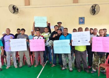 SEBAHAGIAN daripada pesawah yang berhimpun secara aman bagi menuntut hak mereka di Jalan Lahar Kepar, Penaga, Kepala Batas, Pulau Pinang hari ini.