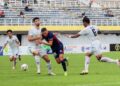 PEMAIN JDT, Marcos Guilherme (tiga dari kiri) cuba melepasi kawalan kapten Penang FC, Stefano Brundo (dua dari kiri) pada aksi suku akhir pertama Piala FA di Stadium Bandaraya Pulau Pinang yang berkesudahan dengan kemenangan berpihak kepada JDT, 7-2.-UTUSAN/DANIAL SAAD