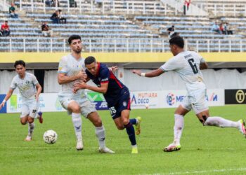 PEMAIN JDT, Marcos Guilherme (tiga dari kiri) cuba melepasi kawalan kapten Penang FC, Stefano Brundo (dua dari kiri) pada aksi suku akhir pertama Piala FA di Stadium Bandaraya Pulau Pinang yang berkesudahan dengan kemenangan berpihak kepada JDT, 7-2.-UTUSAN/DANIAL SAAD