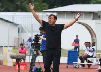KETUA jurulatih Penang FC, Wan Rohaimi Wan Ismail menyifatkan gol mudah akibat kesilapan individu menjadi punca pasukannya gagal menyaingi kekuatan Johor Darul Ta'zim (JDT) ketika tewas 2-7 dalam aksi suku akhir pertama Piala FA di Stadium Bandaraya, Pulau Pinang semalam.-UTUSAN/DANIAL SAAD