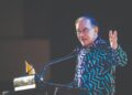 ANWAR Ibrahim ketika berucap semasa Majlis Hi-tea Sekretariat Reunion Reformis di Shah Alam, Selangor, semalam.-UTUSAN/SADDAM YUSOFF