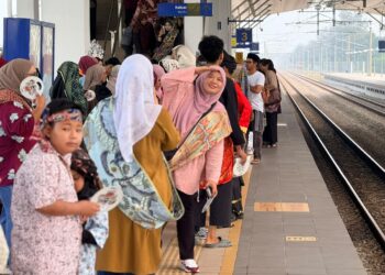 PARA peserta berpakaian tradisional menyertai program Keretapi Sarong Padang Besar 2026 di Padang Besar, Perlis baru-baru ini. – UTUSAN/MOHD. HAFIZ ABD. MUTALIB