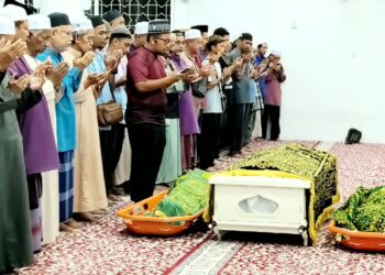 JENAZAH ketiga-tiga mangsa kebakaran disolatkan di Masjid Jamek Al Amin Tambun, Ipoh, Perak petang tadi.