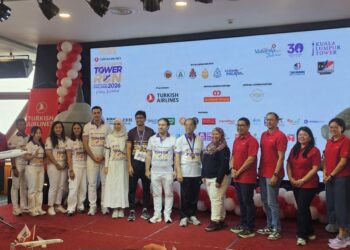 Khairil Faizal Othman dan Lim Keng Cheng bersama pemenang pelbagai kategori Larian Menara Kuala Lumpur di sini hari ini.