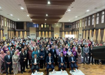 MOHD Bakhari Ismail (dua dari kiri) selepas merasmikan Persidangan Pegawai Psikologi Perkhidmatan Awam Tahun 2026 (PSYCON 2026) di ibu negara, hari ini.