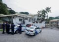 PEGAWAI-pegawai polis tiba di perkarangan kediaman Najib Razak di Jalan Langgak Duta, di sini, hari ini.