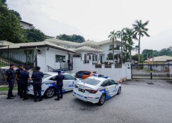 PEGAWAI-pegawai polis tiba di perkarangan kediaman Najib Razak di Jalan Langgak Duta, di sini, hari ini.
