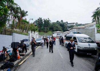 PETUGAS-petugas media berada di kediaman Najib Razak di Langgak Duta, di sini.
