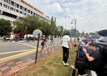 PETUGAS media mula berkumpul di hadapan Wisma Negeri, Seremban sekitar pukul 10 pagi ini.- UTUSAN / NOR SHAFIQAH MOHD GHAZALI