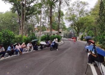 PETUGAS-petugas media berkumpul di perkarangan Kediaman Rasmi Menteri Besar Negeri Sembilan di sini.