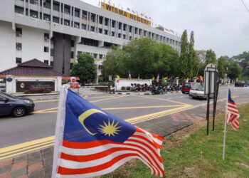 WISMA Negeri di Seremban menjadi tumpuan pengamal media hari ini susulan laporan Yang di-Pertuan Besar Negeri Sembilan, Tuanku Muhriz  Ibni Almarhum Tuanku Munawir telah membatalkan pelantikan 10 Exco berkuat kuasa serta-merta.-UTUSAN/MOHD. SHAHJEHAN MAAMIN