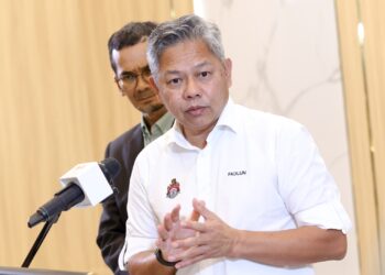 FADLUN Mak Ujud pada sidang akhbar majlis pengumuman tapak bazar Deepavali di Putrajaya. - UTUSAN/FAISOL MUSTAFA