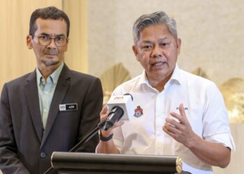 FADLUN Mak Ujud (kanan) pada sidang akhbar majlis pengumuman tapak bazar Deepavali di Putrajaya. - UTUSAN/FAISOL MUSTAFA