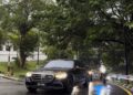 KENDERAAN yang membawa Perdana Menteri memasuki Istana Negeri Sembilan di Changkat Persekutuan bagi menghadap Tuanku Muhriz.
