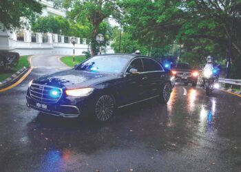 KENDERAAN dipercayai membawa Anwar Ibrahim tiba di Istana Negeri Sembilan di Changkat Persekutuan, Kuala Lumpur, bagi mengadap Tuanku Muhriz Tuanku Munawir kira-kira 6 petang semalam susulan perkembangan berhubung kedudukan Ahli-Ahli Majlis Mesyuarat Negeri (MMKN).