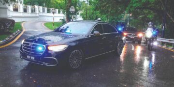 KENDERAAN dipercayai membawa Anwar Ibrahim tiba di Istana Negeri Sembilan di Changkat Persekutuan, Kuala Lumpur, bagi mengadap Tuanku Muhriz Tuanku Munawir kira-kira 6 petang semalam susulan perkembangan berhubung kedudukan Ahli-Ahli Majlis Mesyuarat Negeri (MMKN).