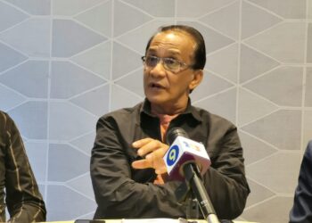 HUSIN Deraman semasa sidang media di Kota Bharu, Kelantan semalam. UTUSAN/MUSTAQIM MOHAMED.