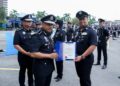 MOHD. Yusoff Mamat (kiri) menyerahkan surat penghargaan kepada anggota selepas merasmikan Perhimpunan Bulanan Ibu Pejabat Polis Kontinjen (IPK) Kelantan, Kota Bharu, Kelantan hari ini-UTUSAN/KAMARUL BISMI KAMARUZAMAN.