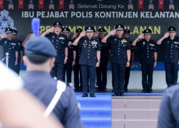 MOHD. Yusoff Mamat (tengah) selepas merasmikan perhimpunan  selepas merasmikan Perhimpunan Bulanan Ibu Pejabat Polis Kontinjen (IPK) Kelantan, Kota Bharu, Kelantan.-UTUSAN/KAMARUL BISMI KAMARUZAMAN.