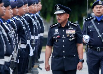 MOHD. Yusoff Mamat semasa memeriksan perbarisan sempena perhimpunan bulanan polis di Ibu Pejabat Polis Kontinjen (IPK) Kelantan di Kota Bharu, Kelantan hari ini.-UTUSAN/KAMARUL BISMI KAMARUZAMAN.
