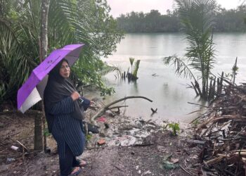 MAHANI Mad Som, 63, nenek kepada kanak-kanak berusia lima tahun, Puteri Nur Afiyah Qalesya Mustafa menunjukkan lokasi kejadian di Kampung Padang, Tanjung Sedili, Kota Tinggi.