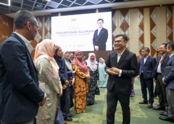 AKMAL Nasrullah Mohd Nasir beramah mesra dengan warga kementerian selepas Perhimpunan Bulanan Kementerian Ekonomi, di Putrajaya. - UTUSAN/FAISOL MUSTAFA