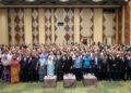 AKMAL Nasrullah Mohd Nasir (tengah) bergambar bersama warga kementerian selepas Perhimpunan Bulanan Kementerian Ekonomi, di Putrajaya. - UTUSAN/FAISOL MUSTAFA