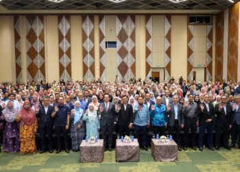 AKMAL Nasrullah Mohd Nasir (tengah) bergambar bersama warga kementerian selepas Perhimpunan Bulanan Kementerian Ekonomi, di Putrajaya. - UTUSAN/FAISOL MUSTAFA