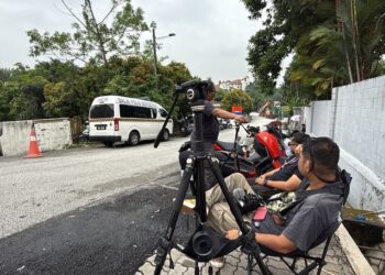 PENGAMAL media tempatan dan antarabangsa terus berkumpul di hadapan kediaman bekas Perdana Menteri, Datuk Seri Najib Tun Razak di Langgak Duta di sini, hari ini.