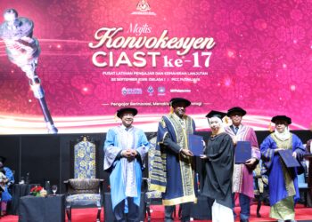 RAMANAN menyempurnakan Majlis Konvokesyen Pusat Latihan Pengajar dan Kemahiran Lanjutan (CIAST) di PICC, Putrajaya.