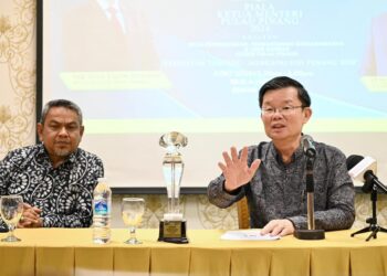 RASHIDI Zinol (kiri) memaklumkan bahawa beliau mempunyai hubungan yang baik dengan semua Exco Kerajaan Negeri Pulau Pinang ketika ini termasuk Ketua Menteri, Chow Kon Yeow (kanan).
