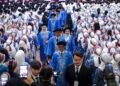 SUFIAN Jusoh (tengah) meninggalkan dewan selepas Majlis Bacaan Ikrar Pelajar Baharu Minggu Tekad Siswa bagi sesi akademik 2026/27 di Dewan Canselor Tun Abdul Razak, Universiti Kebangsaan Malaysia (UKM) di sini, hari ini. - UTUSAN/MUHAMAD IQBAL ROSLI