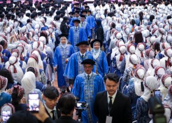 SUFIAN Jusoh (tengah) meninggalkan dewan selepas Majlis Bacaan Ikrar Pelajar Baharu Minggu Tekad Siswa bagi sesi akademik 2026/27 di Dewan Canselor Tun Abdul Razak, Universiti Kebangsaan Malaysia (UKM) di sini, hari ini. - UTUSAN/MUHAMAD IQBAL ROSLI