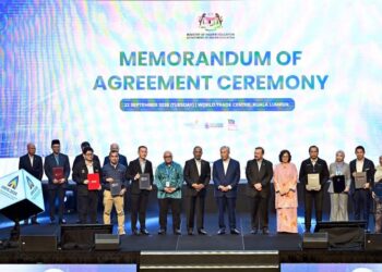 DR. Yatimah Alias dan Ketua Pegawai Eksekutif MARii, Ts. Azrul Reza Aziz bergambar bersama  Timbalan Perdana Menteri, Datuk  Seri Dr. Ahmad Zahid Hamidi dan Menteri Pendidikan Tinggi, Datuk’ Seri Diraja Dr. Zambry Abd Kadir rsempena pelancaran Sidang Kemuncak Penyelidikan dan Inovasi Universiti serta Pelaburan (University Research and Innovation Investment Summit, URIIS) 2026 hari ini.